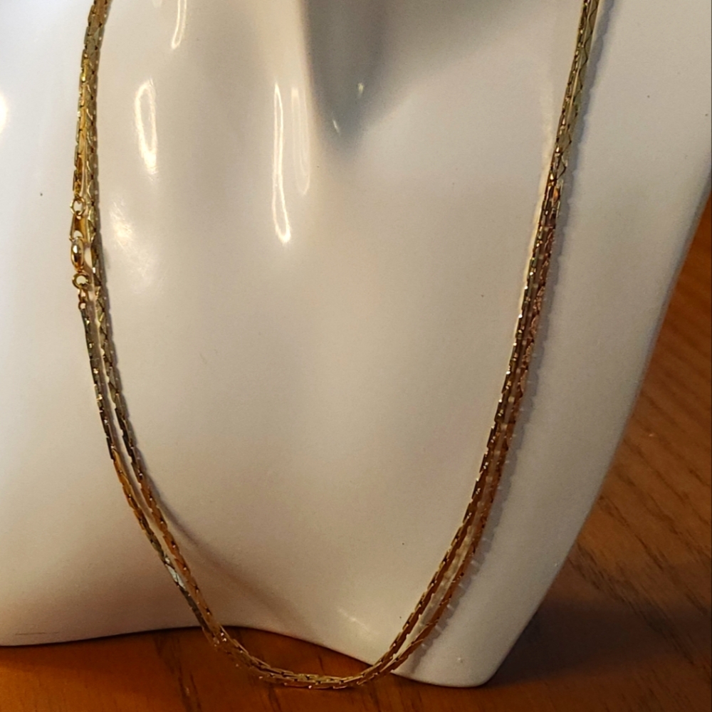 Single strand Goldtone, Serpentine Necklace. Preloved.
